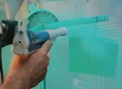 Sistema IR+ADIA di Movingfluid. Spruzzatura manuale vernice in polvere su superficie metallica – Fase test